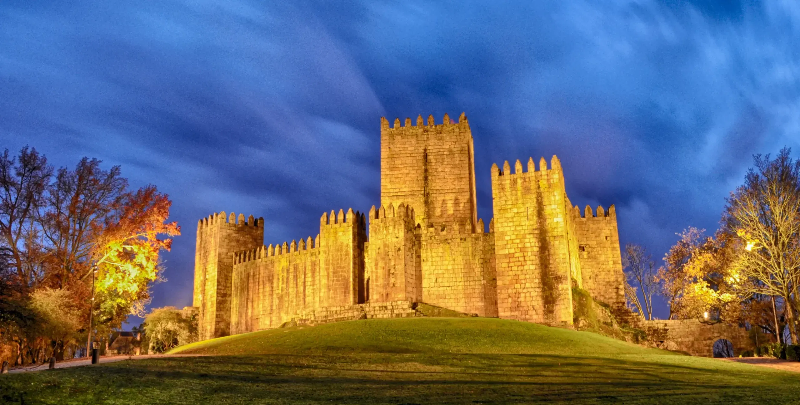 Guimarães Castle at night